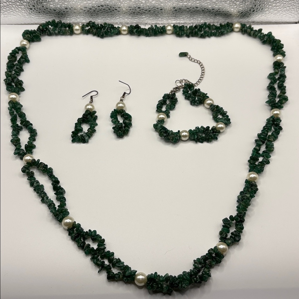VNTG Elegant Green and Pearl Jewelry Set- Earrings/bracelet & necklace